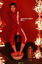 #C-Oli##王俊凯#再登五大刊！《嘉人》2月刊封面及大片曝光，红色灯光下 @TFBOYS-王俊凯 头戴礼帽侧身而坐，简单姿势勾勒明晰剪影轮廓，全红色系大片，炙热中又沉淀着一份沉稳. ​​​​