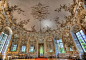 德国的阿玛琳宫   镜厅  墙面装有10面镜子，墙壁为浅绿色，顶棚和交接为银色调
