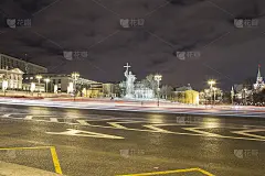 在圣诞节和新年假期的夜晚，神圣的弗拉基米尔王子纪念碑在波罗维茨卡亚广场附近的克里姆林宫，俄罗斯