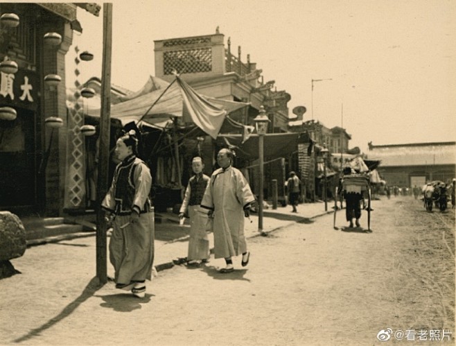 1909年，北京街头的满人妇女。地安门大...