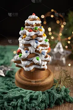 烤姜饼圣诞树在木制的背景。特写镜头