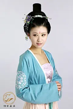 【锦瑟衣庄】大唐闺绣对襟襦裙——香涴

形制：隋唐五代大宋时期 中腰对襟襦裙

选料：天丝棉刺绣上襦 贡缎刺绣襦裙 提花棉缠枝莲抹胸

首饰提供：花月砂

模特：杂食饭团

中腰对襟襦裙汉族传统民族服装（汉服）的一种，对襟襦裙为襦裙的一类，其上襦为直领，衣襟呈对称状，故称对襟襦裙。款式穿着时温婉端庄。千姿百态，美不胜收，长裙与上襦和披帛相配一体，尽显汉家女子俏丽绰约丰姿，极富诗意的美与韵律。