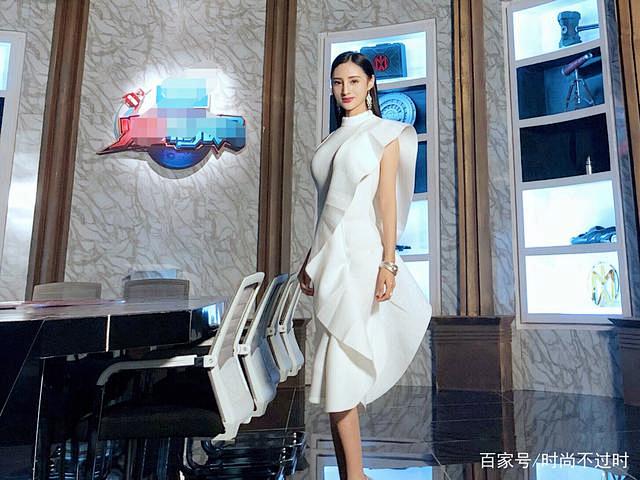 人像摄影：这位温婉知性的女主播，魔鬼身材...