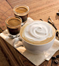香草拿铁
Vanilla Latte
在英语中首次使用“拿铁咖啡”这个单词的人是美国作家威廉·迪恩·豪威尔斯，在他1867年的散文《意大利之旅》中。

香醇浓郁的意式浓缩咖啡加之纯正香浓的新鲜牛奶，香气四溢，丰富口感，令人爱不释口。