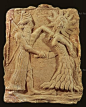ASSertive DISCIPLINE来自伊斯兰Khafaje的Mesopotamian赤土陶器，c。 公元前1700年，一位神在中间切割出一只独眼女妖。 光线来自她的头......