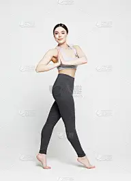 可爱的年轻女子穿着运动服在白色背景下摆姿势，运动概念