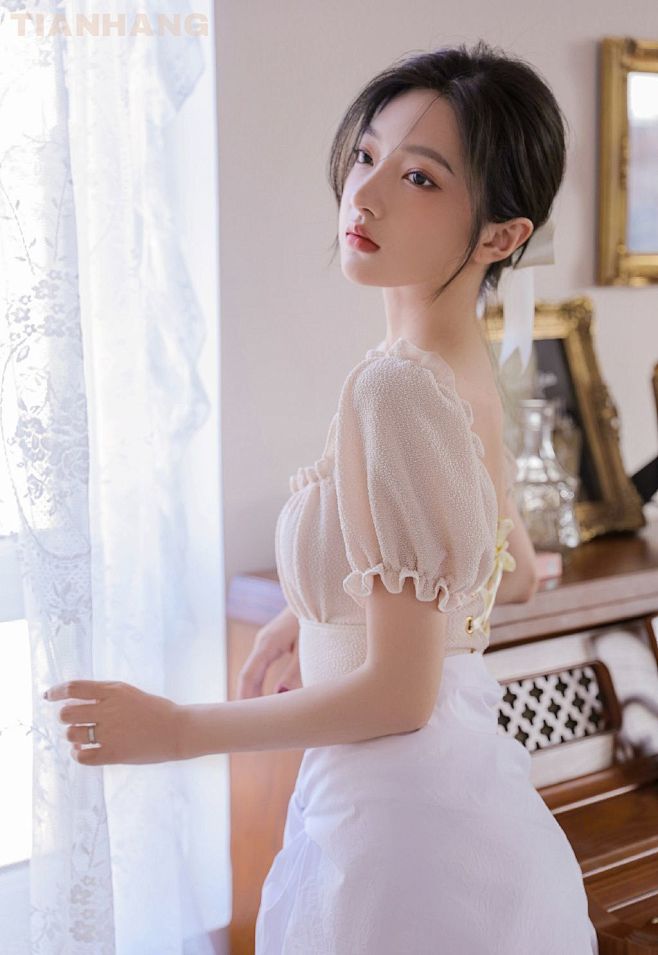 白皙粉嫩美腿少女居家唯美

