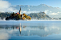 斯洛文尼亚的梦之岛。布莱德湖（Lake Bled）是斯洛文尼亚西北部阿尔卑斯山南麓的一个冰川湖。这里被誉为欧洲最美丽的角落之一~~~