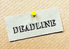 别在软木板上的再生纸便条。截止日期信息