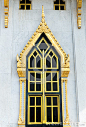 寺庙金黄色的窗口在泰国