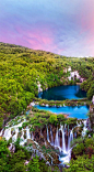 Breathtaking sunset view in the Plitvice Lakes National Park, Croatia: 