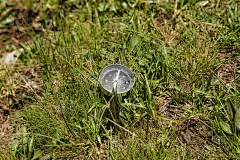 迷失指南针在自然背景下，准备旅行，保持冷静。旅游、旅行、远足、健康生活理念。