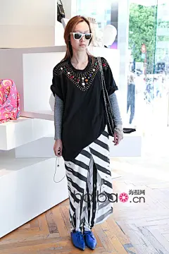 【图】水彩色单品风靡夏日街头，酷暑临近搭配丝毫不马虎！海报时尚网日本街拍之古着聚集地原宿篇139期_第2页_日本街拍_海报时尚网