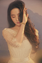 刘亦菲珍珠礼裙搭配微卷长发，氤氲着温柔复古格调。 ​​​​