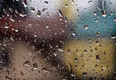 雨落在窗玻璃上