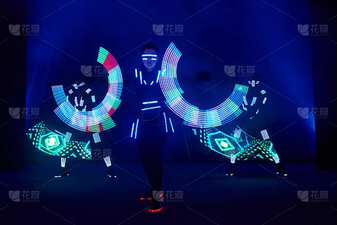 激光秀表演，舞者穿着led服装搭配led灯，非常漂亮的夜店表演，派对素材-花瓣网