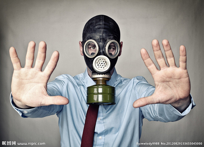 带着防毒面具的人摄影图