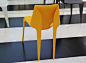 这把塑料椅子名为“fei fei”，由一整块塑料在加热的条件下折叠而成，四条腿向下弯曲，把整个椅子包围在内。简单，大方。材料为高密聚氨酯塑料，100%可回收。