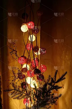 圣诞节期间出现在家里的最重要的标志之一是一棵穿着各种装饰的云杉。