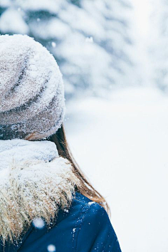东北雪乡雪中女孩
