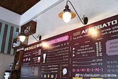 【冰淇淋店设计赏析】Topya bar——这家店面在材料上选择了天然粗糙的混凝土，砖墙，木材等，打造了一个新颖别致的空间；Milk&amp;Pink ice cream &amp; cafe店面——历史的防御墙部分被保留，使得玻璃的两侧出现完全不同的视觉此效果；Afogto café &amp; ice cream parlour设计——使用了混凝土的元素，并用不同的 ​​​​...展开全文c