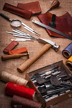表覆盖有压花织物, 皮革工艺设备, 铁尺, 锤子和放大镜