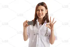 亚洲年轻女医生用空白卡片显示Ok签名。