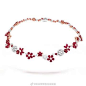 Van Cleef & Arpels 刚刚推出「Folie des Prés」系列的新一季作品，依然以山野间盛开的花朵为灵感。新作采用全新的宝石搭配——红宝石与钻石，通过丰富的切割琢形来演绎花卉百态，花朵间自然衔接，构成色彩斑斓的花簇，展现野花蓬勃的生命力。

#全民晒宝季# ​​​​