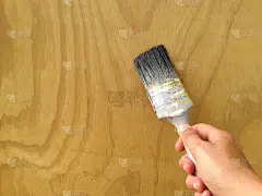 用旧油漆刷在胶合板上涂色