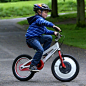 #科技##工业设计#小孩学骑车可不是很容易的事（如果是三轮甚至更多辅助轮的小童车不在今天讨论范围），掌握两轮自行车的平衡之前， 摔无数跟头是必不可少的经历。Kickstarter上正在众筹的这款名叫Jyrobike的儿童自行车，有点特别的前轮里有一套自平衡系统，充电之后高速旋转的飞轮产生陀螺仪效应可以协助自行车保持平衡，家长可以通过遥控器控制陀螺仪的介入程度（和喇叭音效- -!!），帮助孩子平衡能力循序渐进获得提高。@北坤人素材