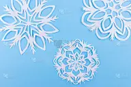 蓝色背景上的纸雪花。本空间