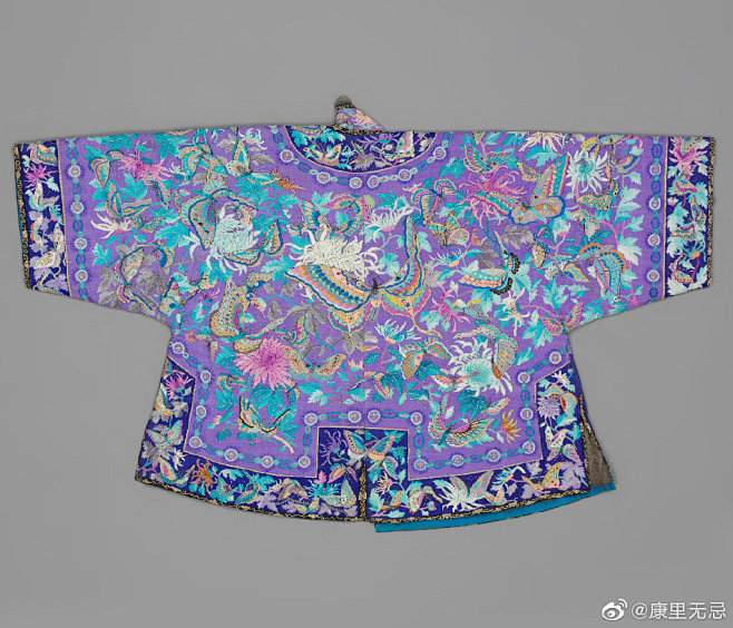 清光绪雪青色缂丝菊蝶纹灰鼠皮琵琶襟马褂故宫博物院收藏