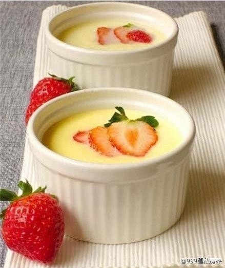 【草莓蛋奶布丁】材料：全脂牛奶300ML...