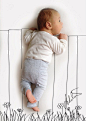 摄影师和艺术家 Adele Enersen 创造了一个新的系列，她通过爱疯拍下自己孩子各种姿势的小睡，然后再迅速素描，配合婴儿本身的动作。
