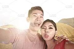 亚洲情侣用照相手机自拍一张有趣的脸