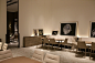 休息室以白色为主，硬中带软的家具软化了空间硬朗的氛围，让顾客能舒适的休息一下。