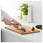 乔迈特 砧板 - IKEA : IKEA - 乔迈特, 砧板, 可放置在 BOHOLMEN 巴霍曼、BREDSKÄR 布拉斯卡 或 FYNDIG 芬蒂格 水槽上方的碗上，以扩大工作台面，准备食物。实木制成，实木是一种结实的天然材料，保护你的刀具。还可以将砧板作为托盘直接呈上奶酪、熟肉或水果等食物。