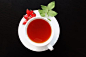 免费 白色杯子在白色茶碟顶部充满橙色液体 素材图片