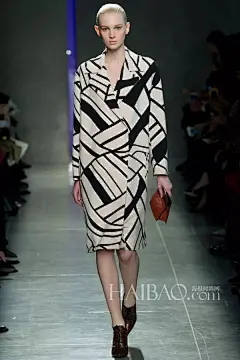 究竟什么是欧普艺术？_art : 欧普艺术盛行于1960年代，运用视觉的扭曲、错视、律动、及空间上的幻觉，亦称为视觉艺术或知觉抽象，欧普艺术也称光学艺术，幻觉艺术，纯以几何形为主，表现复杂的视觉效果。 本期时装档案，海报编编就带…