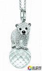[把雪地靴北极熊珠宝带上身 - 珠宝网 - www.zhubao.com] 寒气袭人的十二月奉上一场真正璀璨绚丽的盛宴：北极熊吊坠、雪地靴吊坠，还有雪花吊坠，它们让冬日童话变为现实。即便是在寒冷的日子里，这些冬季款的珠宝也能让所有女人的心变得暖意融融。闪耀炫目的珠宝拥有妙不可言的细节设计，散发出浓郁的优雅气质，撩人心弦。嘿！还有可爱的北极熊宝宝吊坠和戒指喔！