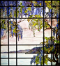 19世纪末Art nouveau（新艺术）风格彩色玻璃窗。这种彩色玻璃所有的颜色都是烧制出来的，绝非后处理加工上色，任何一个切面的颜色都与表面颜色相同，所以彩色玻璃做成的玻璃窗是永远不会褪色的。