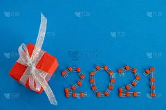 有创意的圣诞贺卡。2021年从晶体管在蓝色背景与礼物。有选择性的重点。副本的空间。