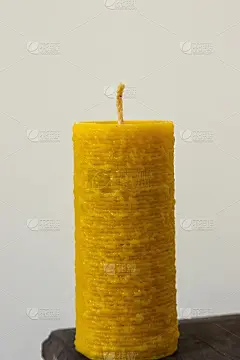 天然蜂蜡制成的蜡烛。手工制作的。漂亮又实用的礼物。传统的工艺品。