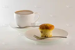 加牛奶的咖啡和一块小蛋糕