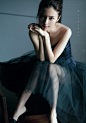 新浪娱乐讯 日本女星真野惠里菜近日为日本周刊杂志拍摄性感写真，她身穿黑色抹胸礼服，大秀S曲线。