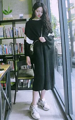 尽显慵懒随意感的针织连衣裙，经典黑白撞色设计，宽宽的喇叭袖，舒适的裙型，搭配双运动鞋，尽显休闲时尚气息。
 #潮人# #学院# #名模# #时尚# #英伦#