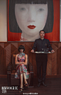 #Vogue态度#“杂志上那个完美女孩”Sasha Pivovarova已是三岁孩子的母亲，眼里仍是一派少女神采。出道十年她不断寻找自己的轮廓，尝试用不同的艺术形式表达自我 ，美满的家庭也让她变得更柔软。“我还在努力成为我梦想中的那个女人。”了解更多Sasha的故事请见2月号。摄影@陈漫ChenMan 造型@CandyLee
