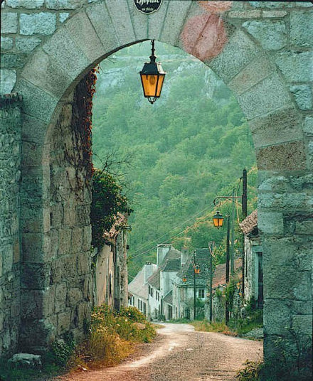 法国优美小镇，有着历史悠久的石门和路灯，...