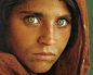 [全世界最有名的10张照片] 01. Afghan Girl [1984]排名第一的当然是阿富汗少女，这张照片是《国家地理》杂志的摄影师Steve McCurry在得到能为阿富汗女性拍照的机会后抓拍的。照片中的女孩当时12岁，地点是巴基斯坦的白沙瓦。她在次年后成为《国家地理》的封面人物。而她的身份在1992年才被揭露。Photographer: Steve McCurry02. Omayra Sánchez [1985]Omayra Sánchez是1985年11月14日哥伦......