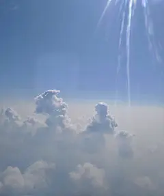 天空中云的低角度视图摄影照片